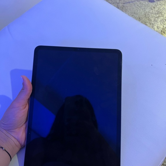 I\'m selling my iPad Pro, it\'s in good condition, nothing wrong with it.